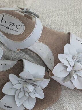 b.ø.c. Born Concept White Leather Flower Slingback Sandals - Size 8